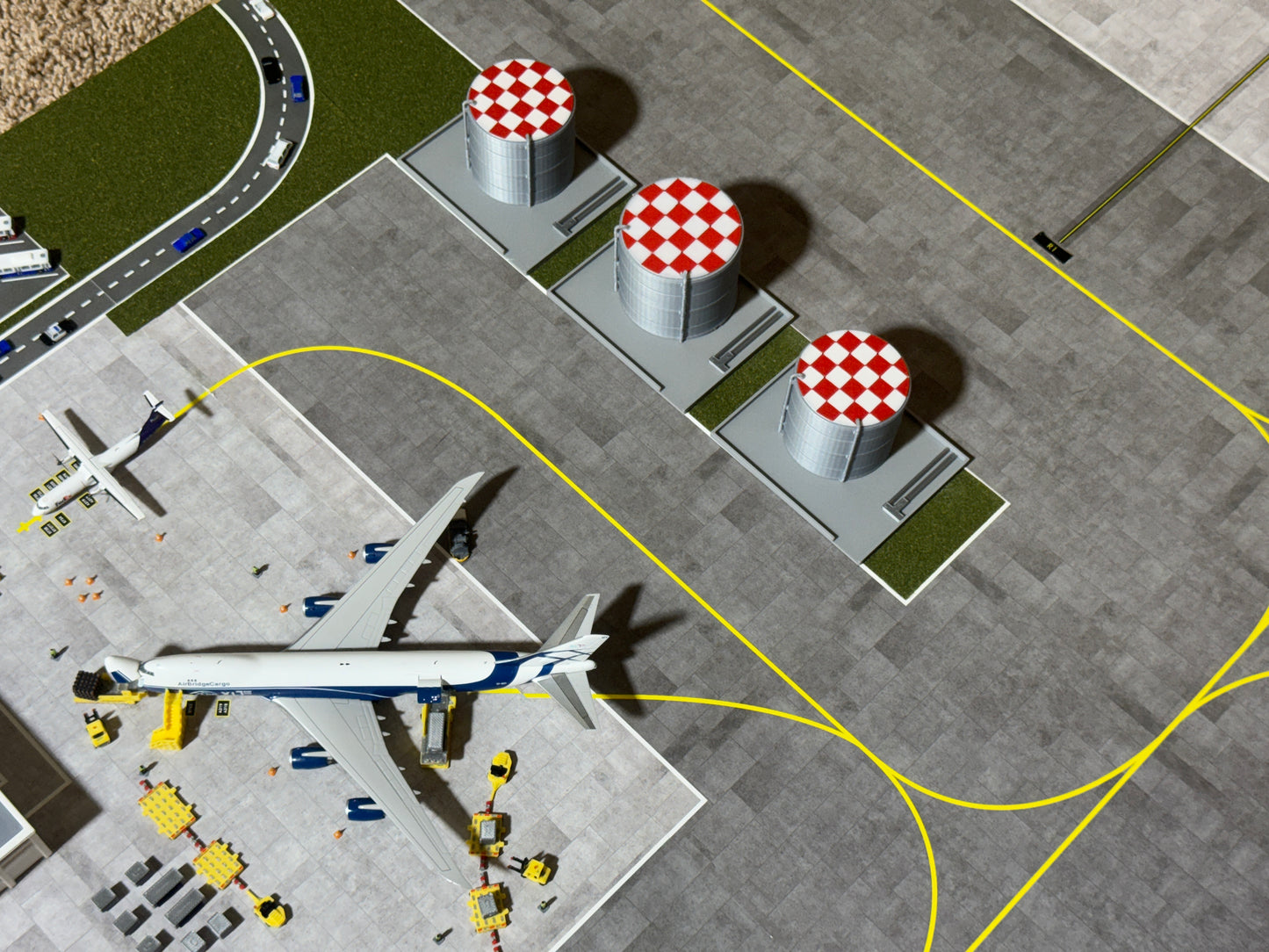1:400 Scale Airport Jet Fuel Tanks (White or Silver) + BASE