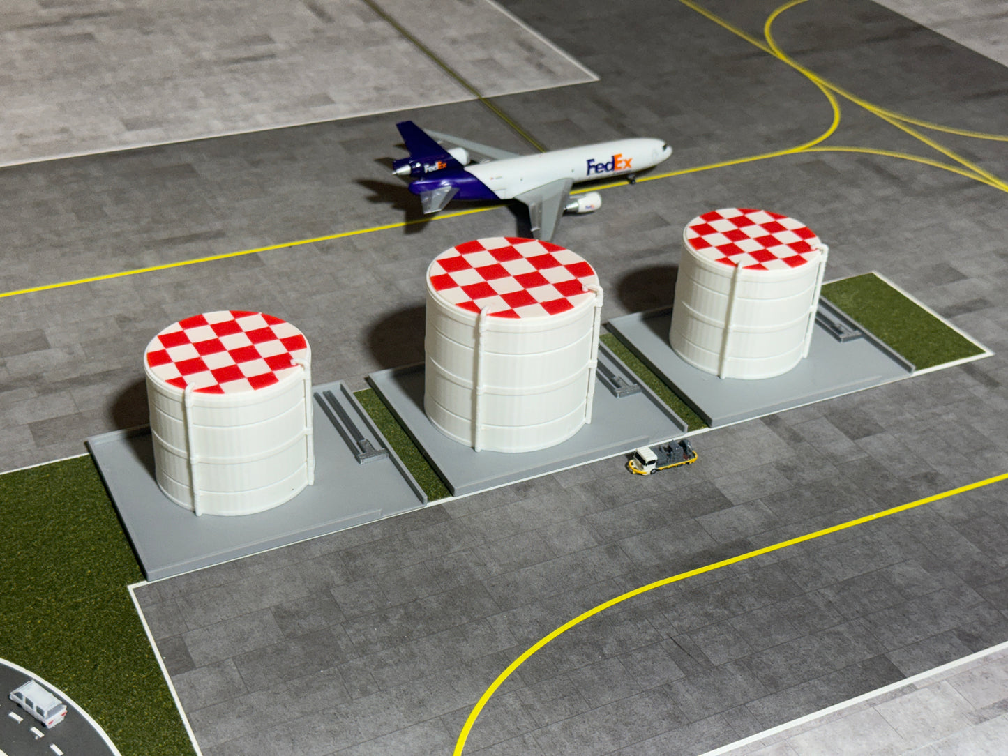 1:400 Scale Airport Jet Fuel Tanks (White or Silver) + BASE