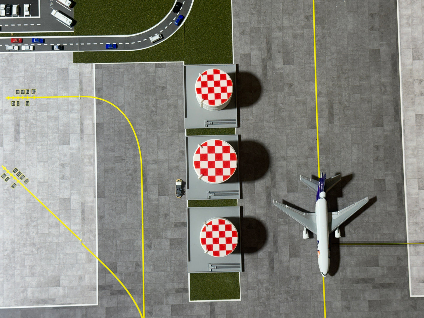 1:400 Scale Airport Jet Fuel Tanks (White or Silver) + BASE