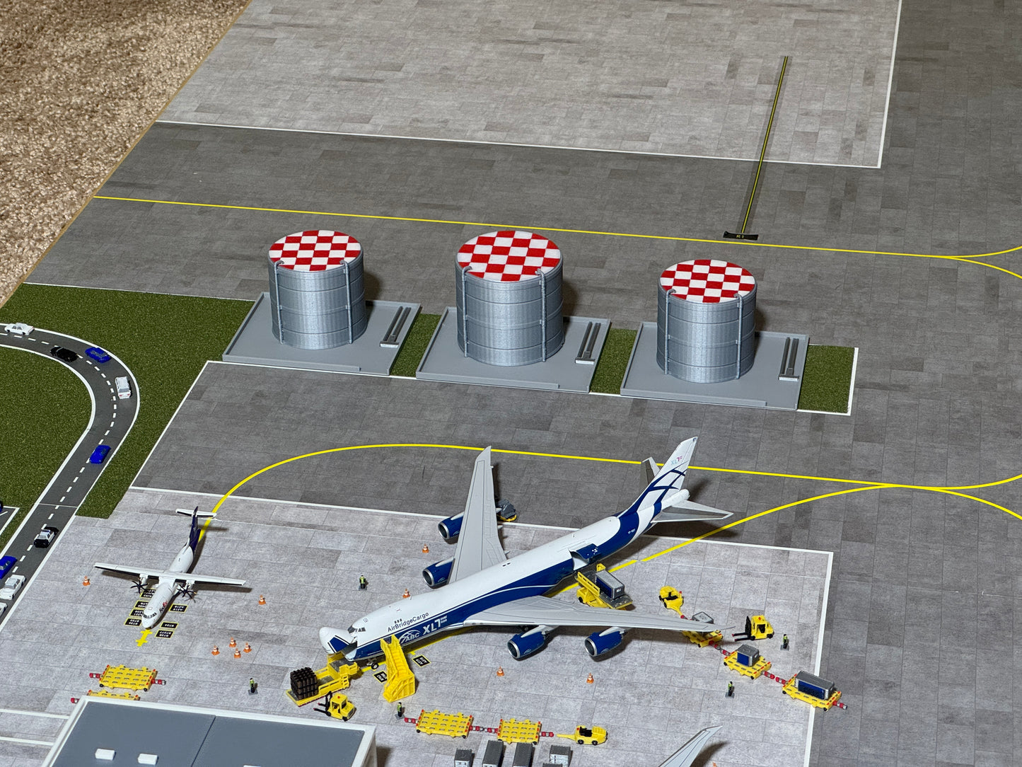1:400 Scale Airport Jet Fuel Tanks (White or Silver) + BASE