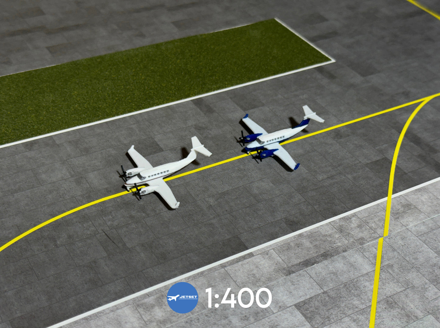 1:400 Scale Jetset Models 2x Beechcraft B350 (Brown+Blue livery)