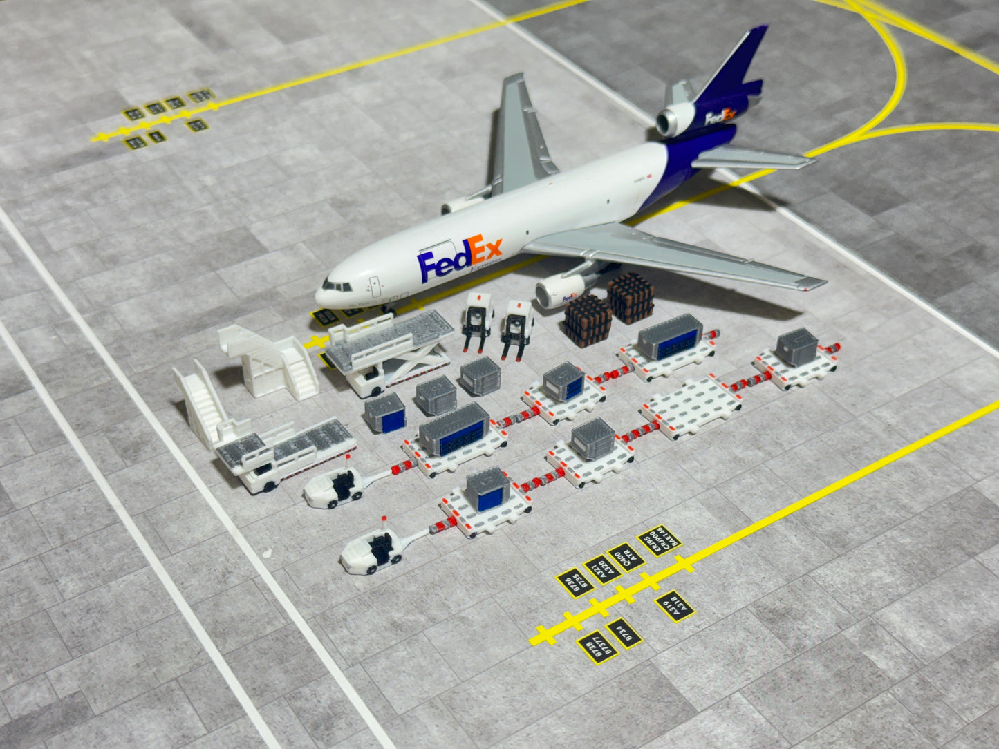 1:400 Scale Air Cargo GSE (LOT) 26 Pieces WHITE