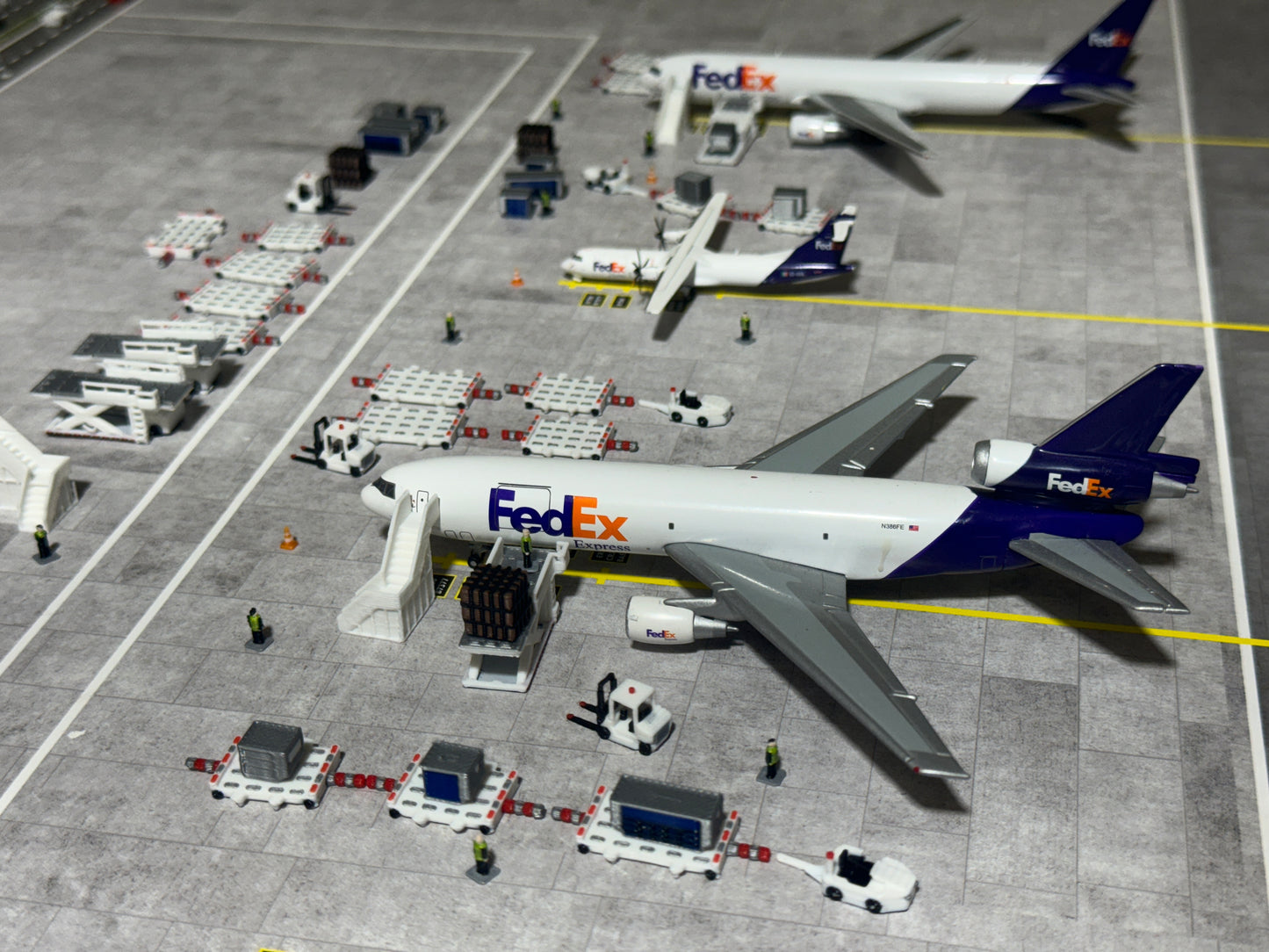 1:400 Scale Air Cargo GSE (LOT) 26 Pieces WHITE