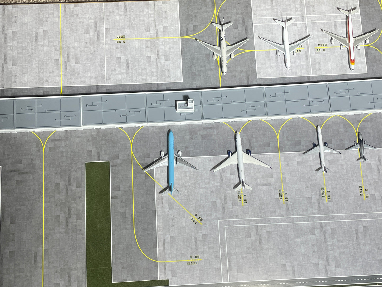 Jetset Models 1:400 XXL (50x4in) Terminal With Ramp/ATC Tower C/W Gemini Jets