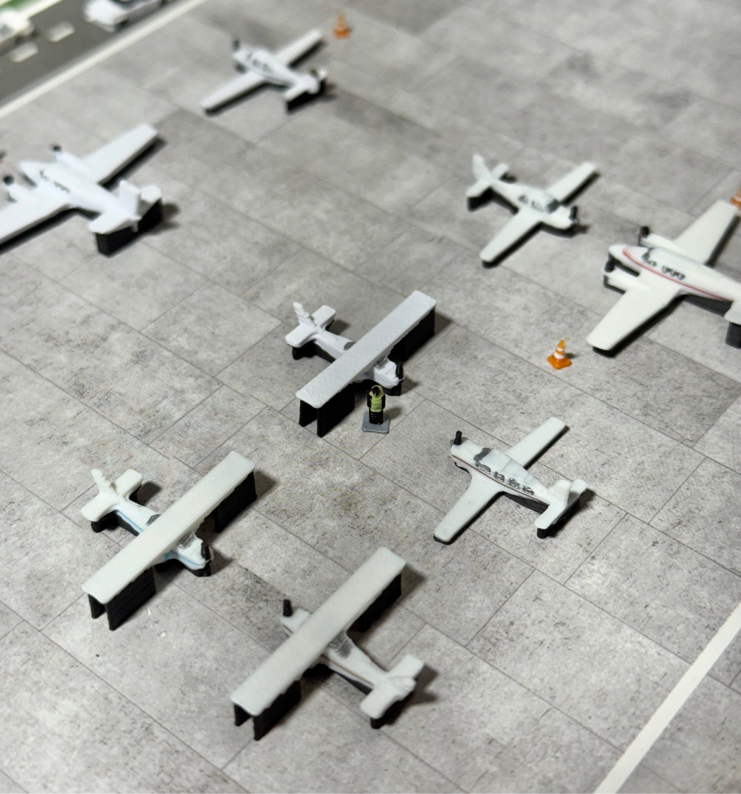 11x 1:400 Scale Miscellaneous General Aviation Aircraft (Cessnas, Cirrus, Beechcraft)