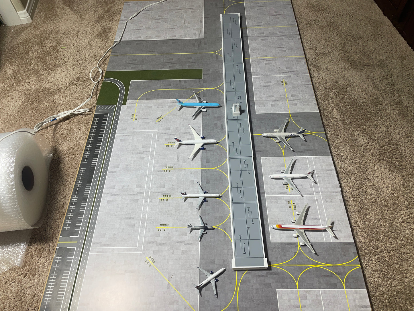 Jetset Models 1:400 XXL (50x4in) Terminal With Ramp/ATC Tower C/W Gemini Jets