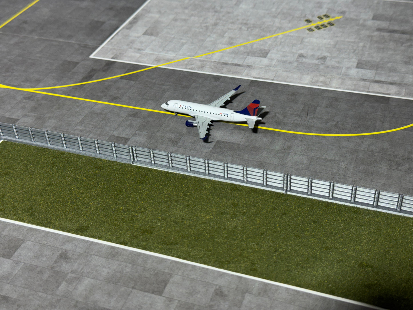 Jetset Models 1:400 Scale Airport Fence- 32 inches or 180 inches BULK - Airport Accessories