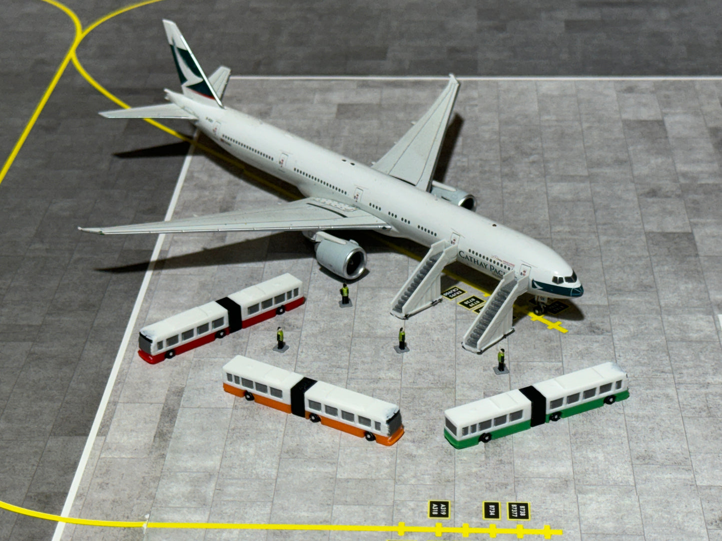 Jetset Models 1:400 Scale 8x Airport Busses