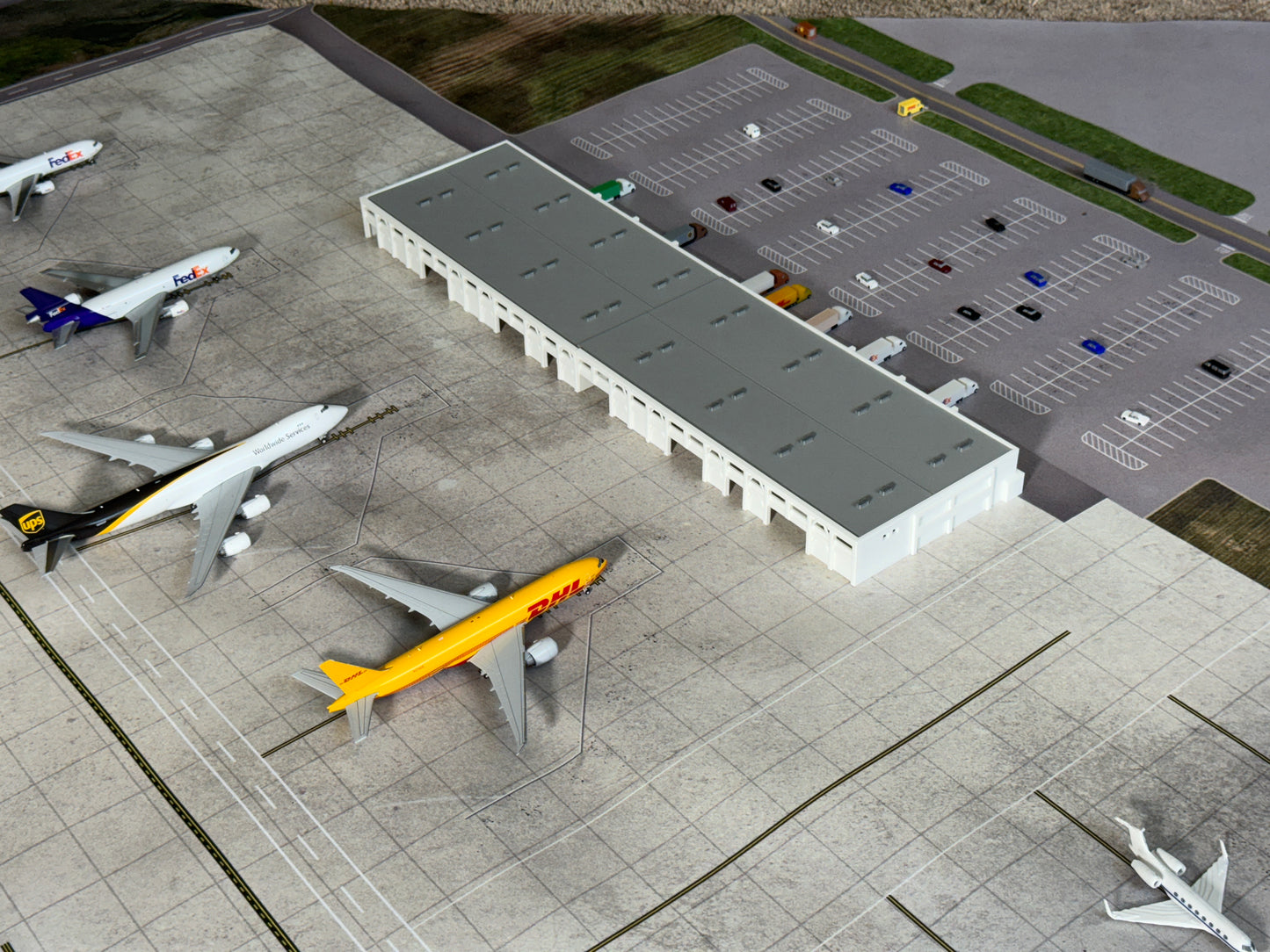 Jetset Models 1:400 Scale XXL Cargo Center (18x4 1/2 Inches)